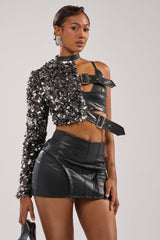 NEO ONE SLEEVED BUCKLE TOP
