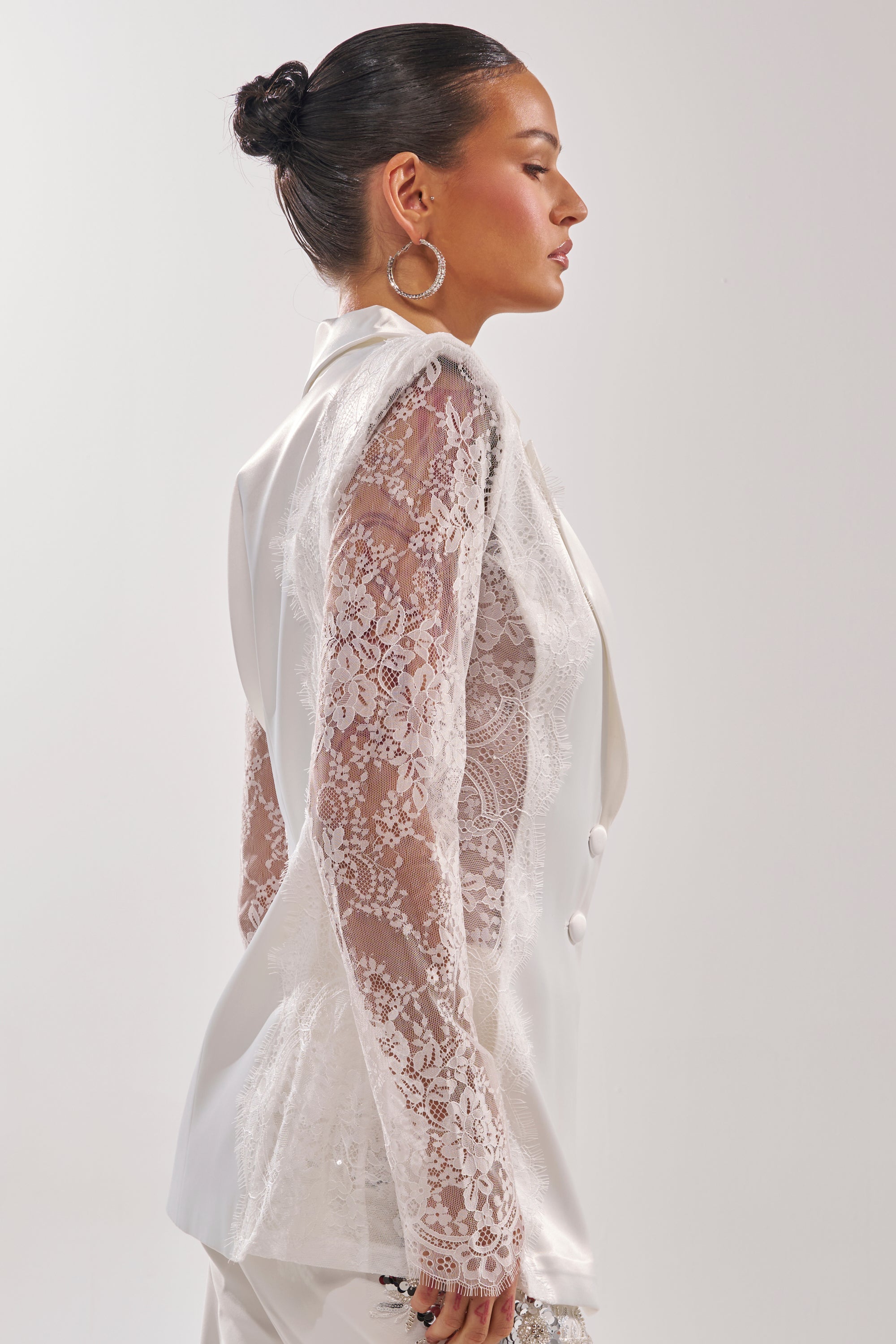 AU CONTRAIRE LACE SATIN BLAZER IN WHITE