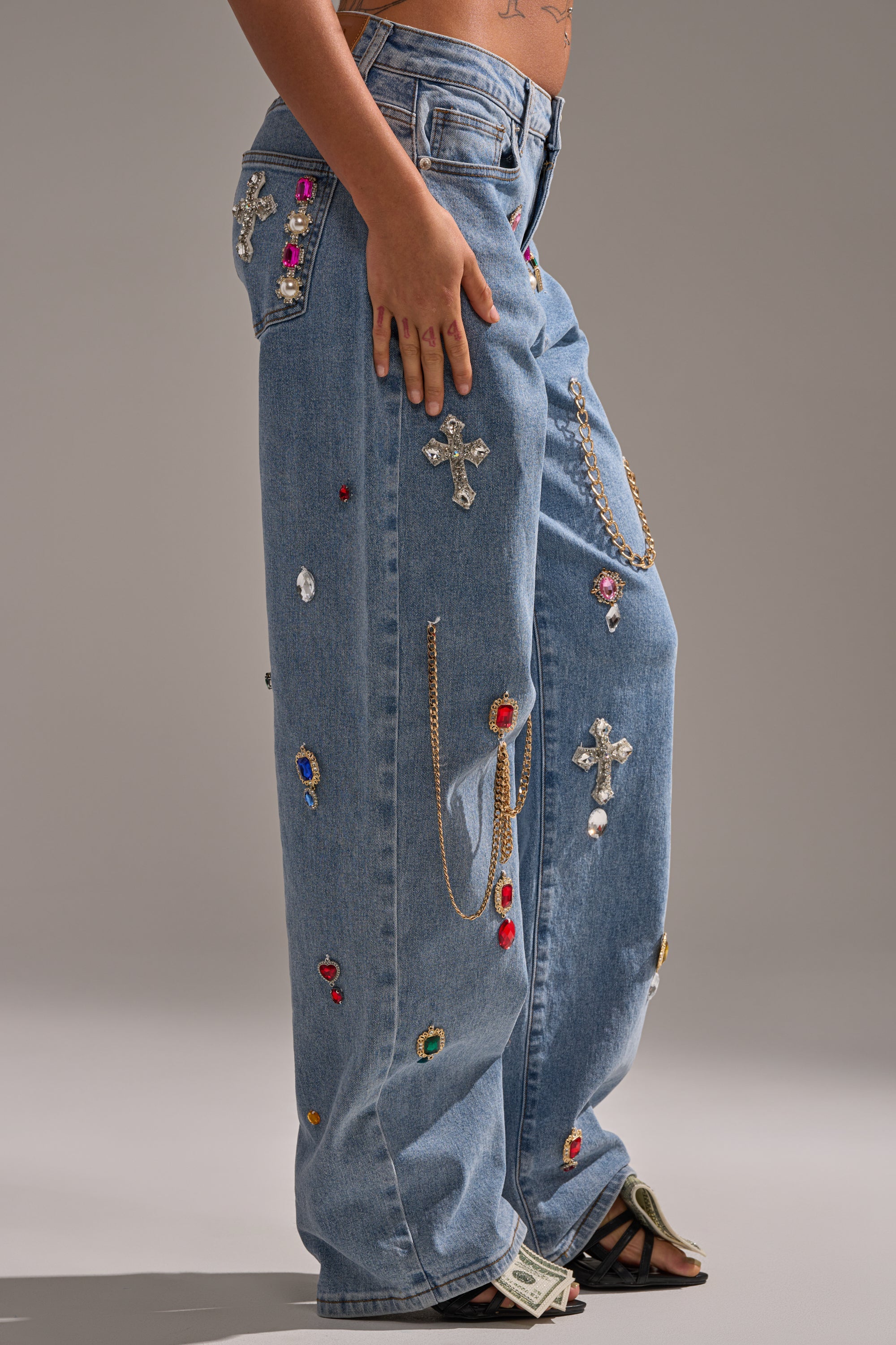 FEELING THE DIFFERENCE EMBELLISHED RELAXED DENIM