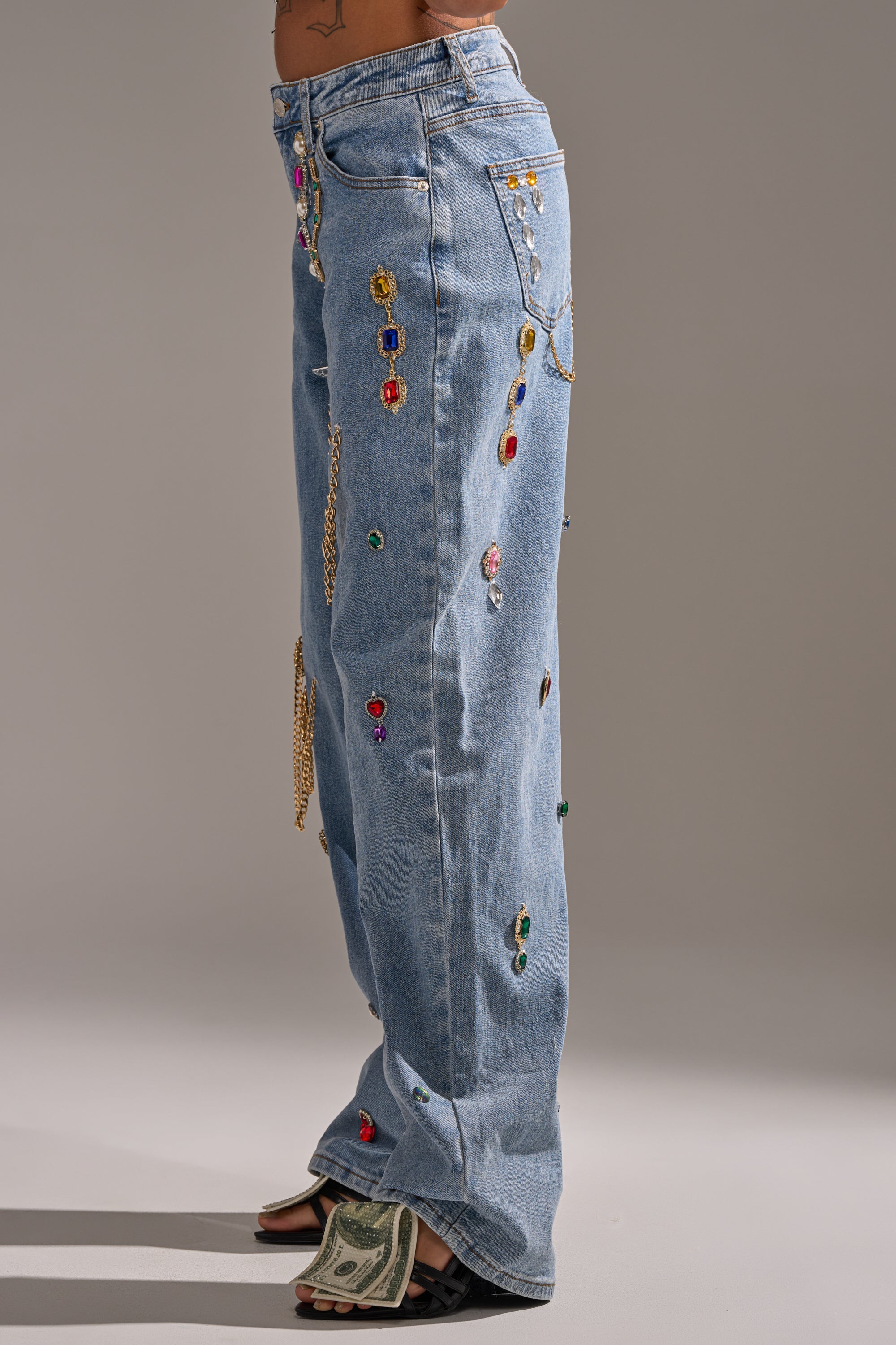 FEELING THE DIFFERENCE EMBELLISHED RELAXED DENIM