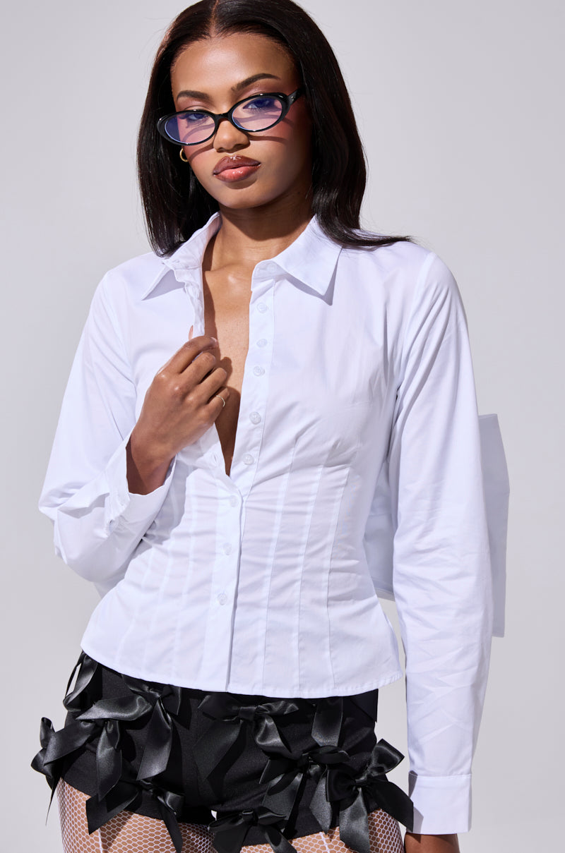 STRAIGHT TO THE POINT BUTTON DOWN