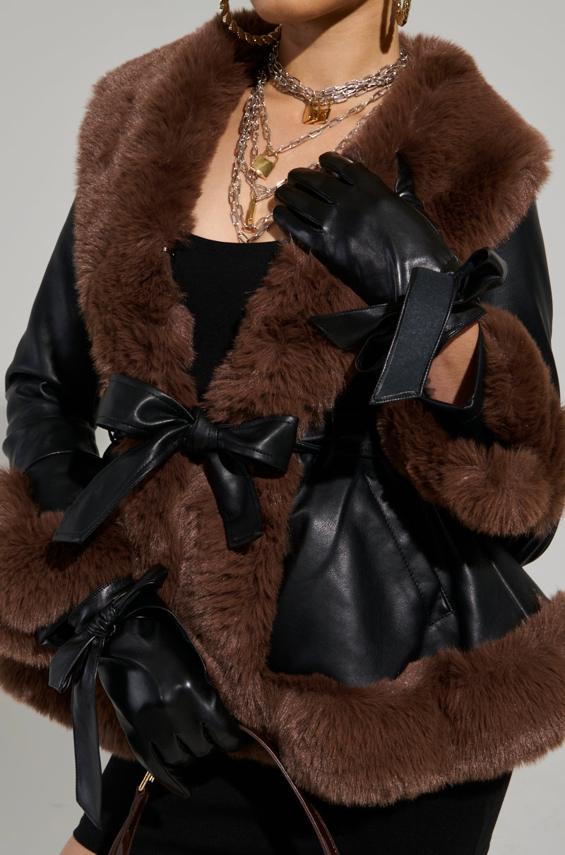WINTOUR PLEATHER BOW ACCENT GLOVES IN BLACK
