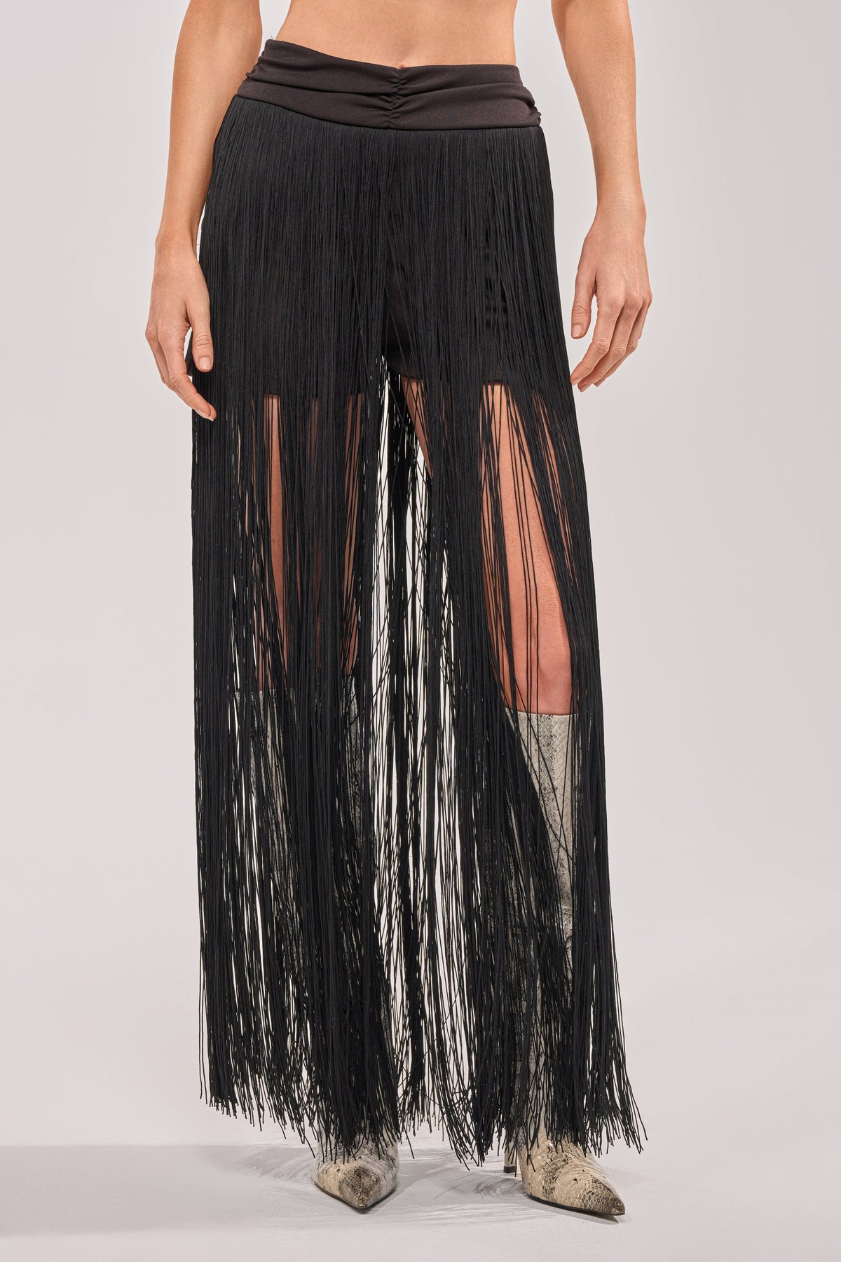 ON THE EDGE FRINGE SKIRT IN BLACK