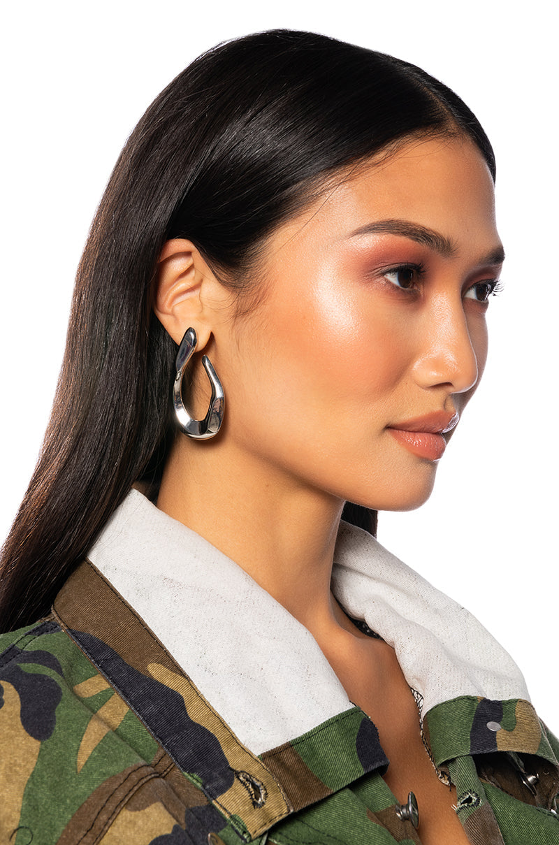 THE GIRLY TWIST EARRING