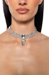 ROMANCE ME CHOKER IN SILVER