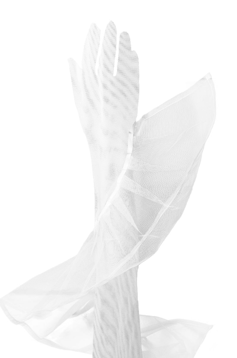 RUFFLE AVANT EVENING GLOVE IN WHITE