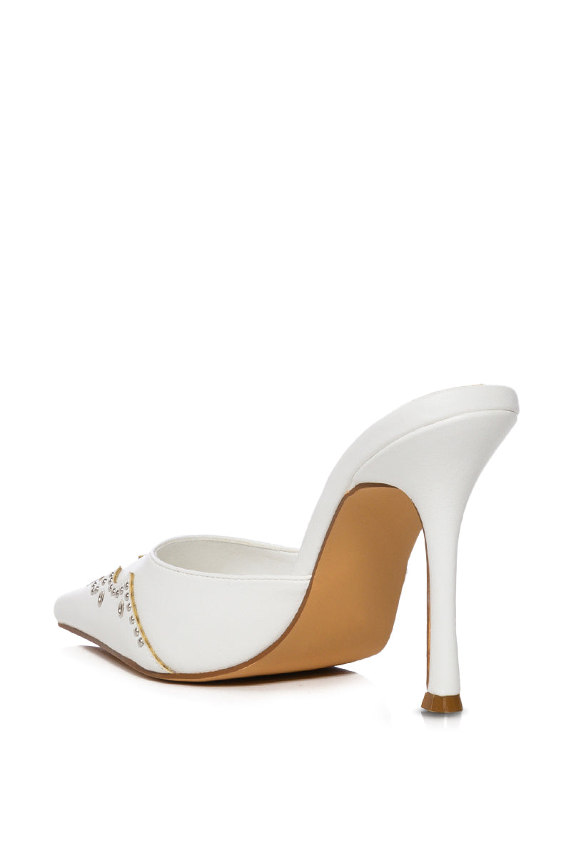 SKYMORE WHITE PUMP