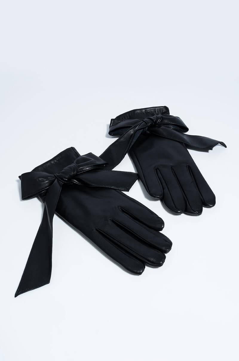 WINTOUR PLEATHER BOW ACCENT GLOVES IN BLACK